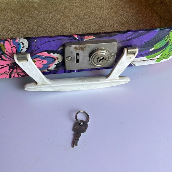 Vintage Hippie era flower power mini suitcase with key retro style - Picture 12 of 16